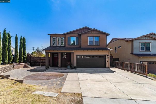 Attached, Exterior, Facade, American Craftsman