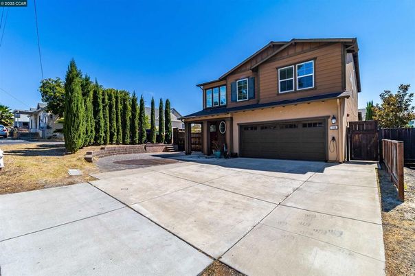 Attached, Exterior, Facade, American Craftsman