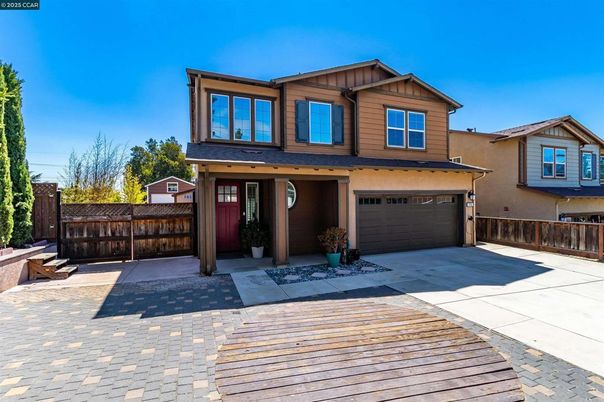 Attached, Exterior, Facade, American Craftsman