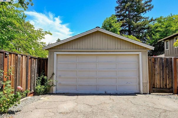 Detached Garage, Exterior