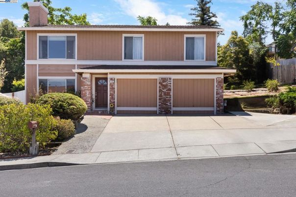 Exterior, Facade, Raised Ranch