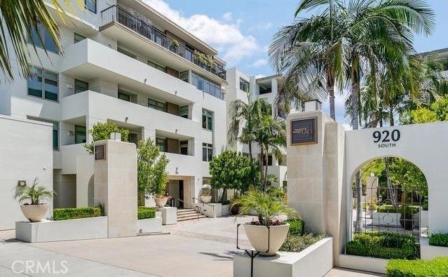 Exterior, Facade, Condo Building