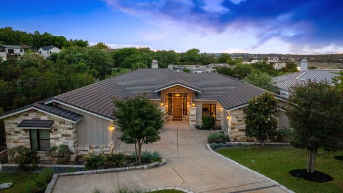 Exterior, Facade, Ranch