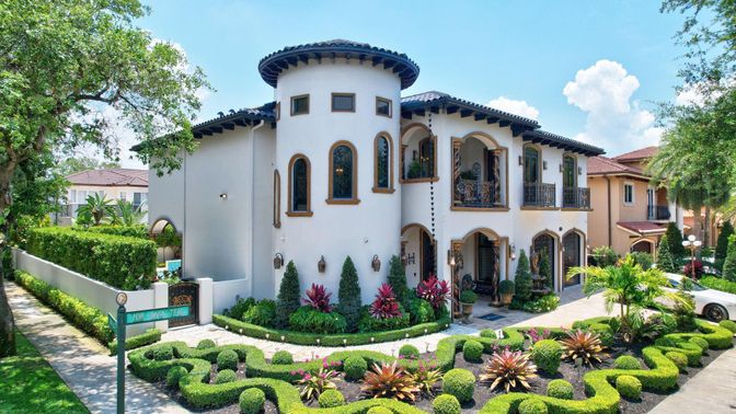 Exterior, Facade, Mediterranean