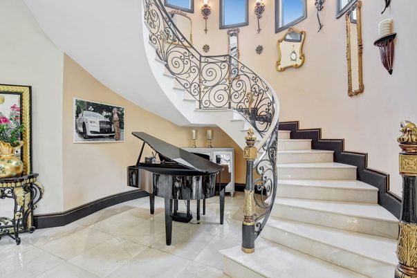Interior, Piano
