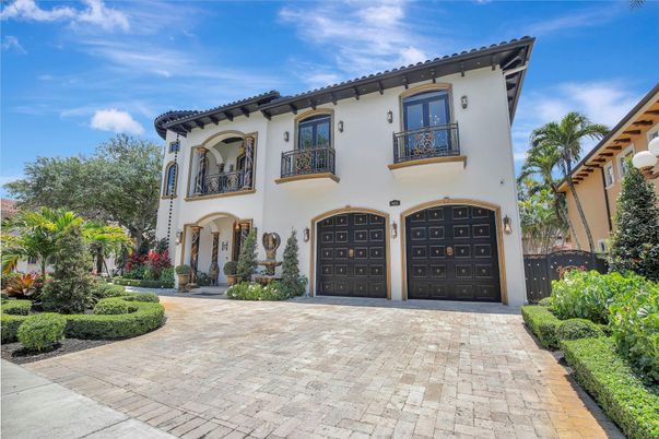 Attached, Exterior, Facade, Mediterranean