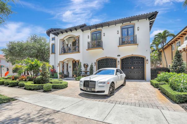 Attached, Exterior, Facade, Mediterranean