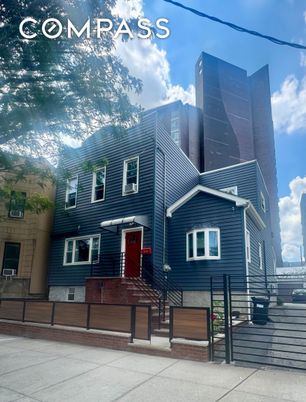 Exterior, Facade, Rowhouse
