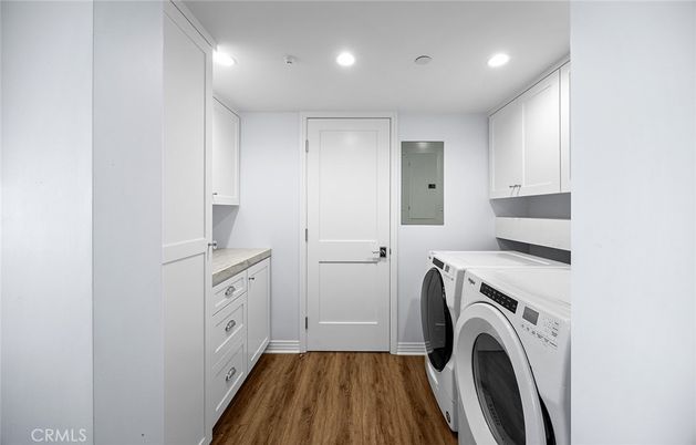 Interior, Recessed Lighting, Washer, Wood Texture Flooring