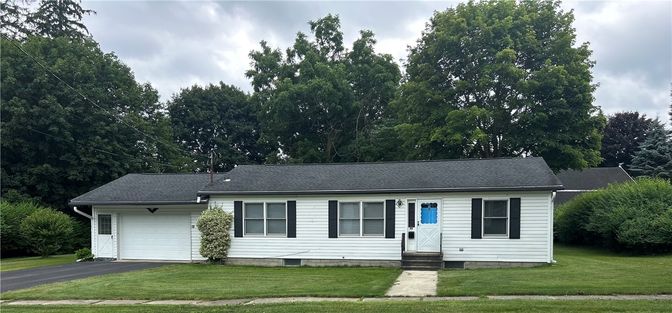 Attached, Exterior, Facade, Cape Cod