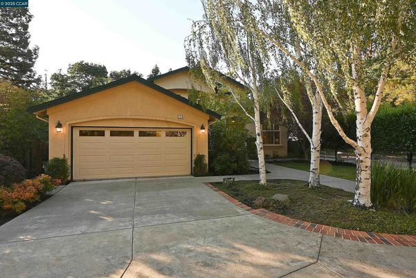 Attached, Exterior, Facade, American Craftsman