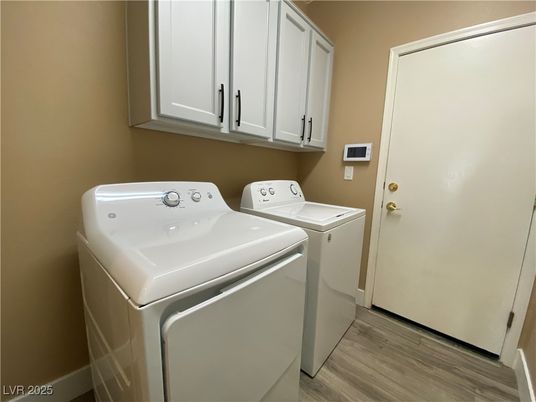 Interior, Washer, Wood Texture Flooring