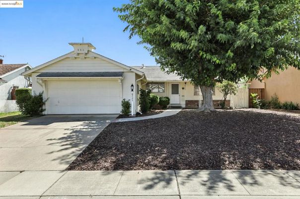 Attached, Exterior, Facade, Ranch