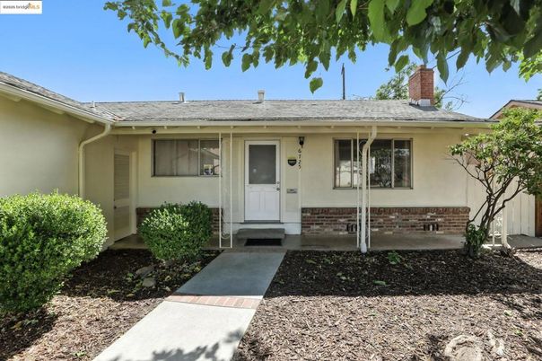 Exterior, Facade, Ranch