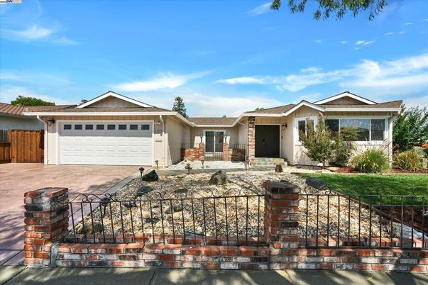 Attached, Exterior, Facade, Ranch