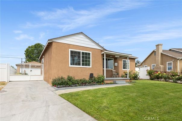 Backyard, Exterior, Facade, Ranch