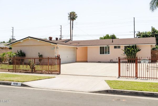 Attached, Exterior, Facade, Ranch