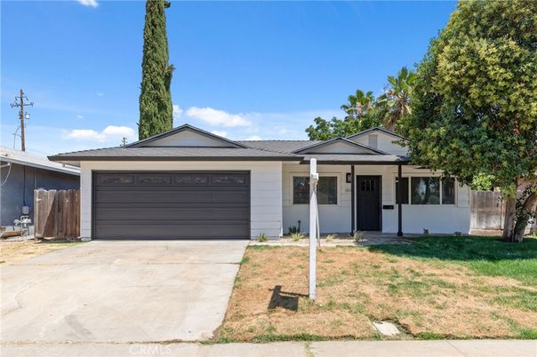 Attached, Exterior, Facade, Ranch