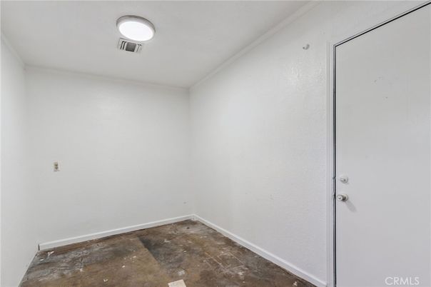 Empty room, Interior