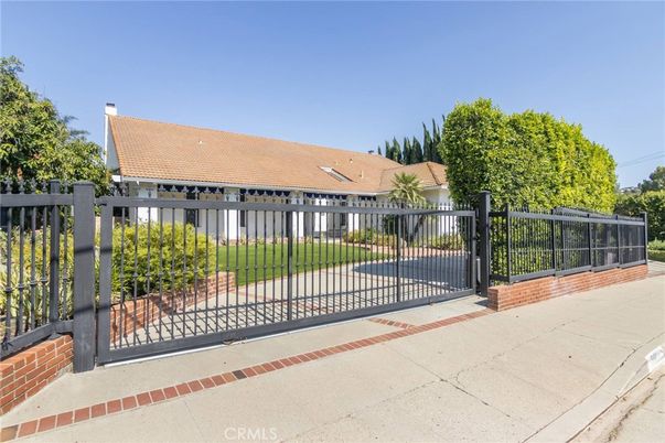 Attached, Detached Garage, Exterior, Facade, None