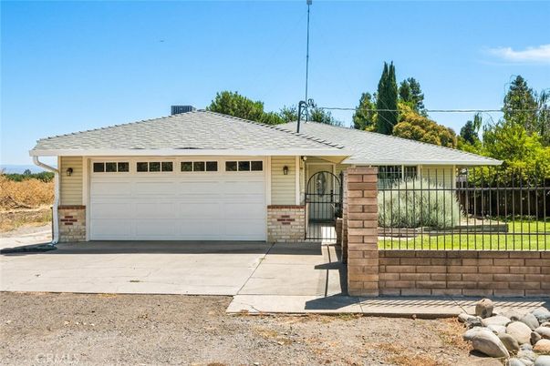 Attached, Exterior, Facade, Ranch