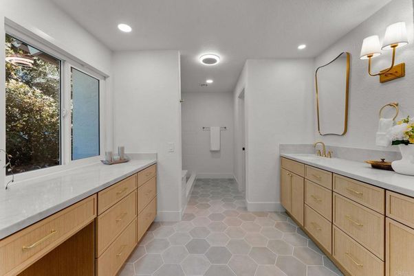 Bathroom, Dual Sink Vanities, Interior, Recessed Lighting