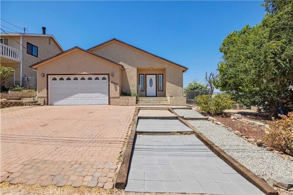 Attached, Exterior, Facade, Ranch
