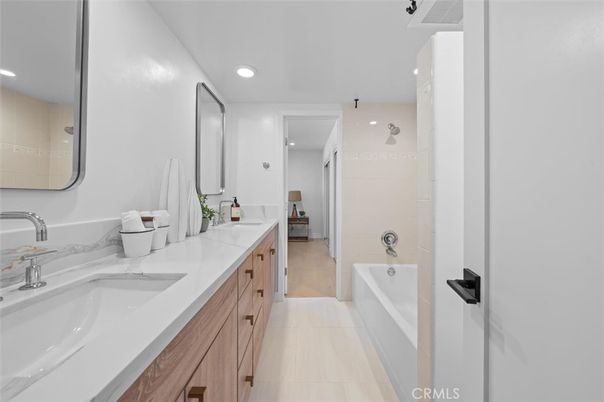 Bathroom, Dual Sink Vanities, Interior, Recessed Lighting