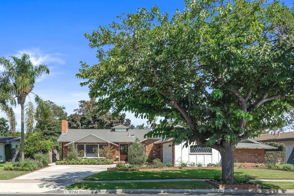 Exterior, Facade, Brick Facade, Ranch