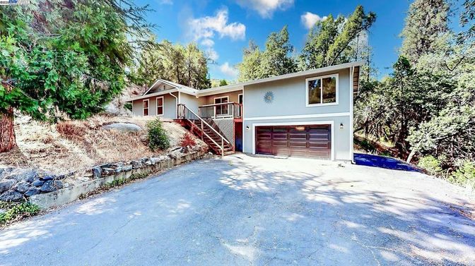 Attached, Exterior, Facade, Raised Ranch