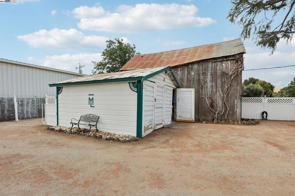 Detached Garage, Exterior