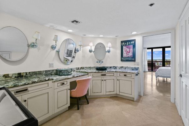 Bathroom, Dual Sink Vanities, Interior, Recessed Lighting, Water