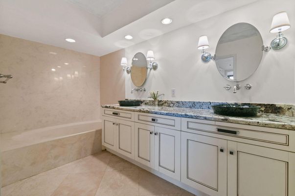 Bathroom, Dual Sink Vanities, Interior, Recessed Lighting