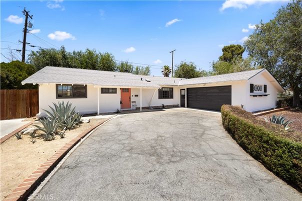 Attached, Exterior, Facade, Ranch