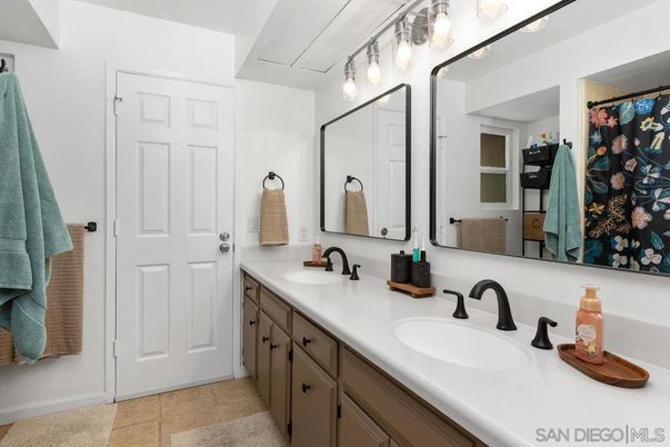 Bathroom, Dual Sink Vanities, Interior