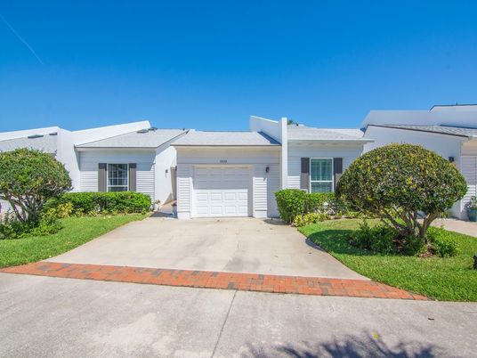 Attached, Exterior, Facade, Ranch