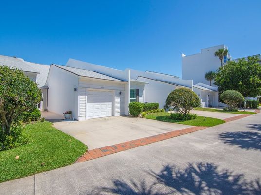 Attached, Exterior, Facade, Modern