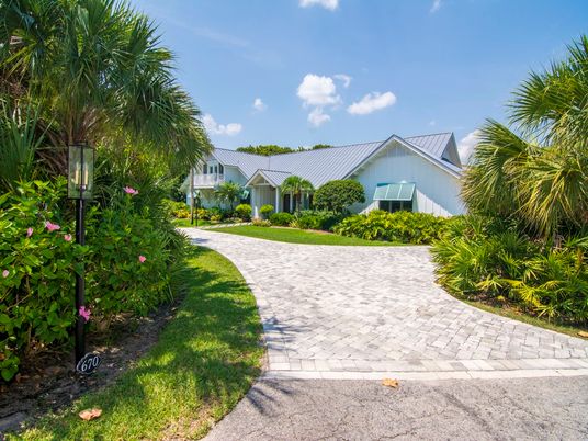 Backyard, Exterior, Facade, Ranch
