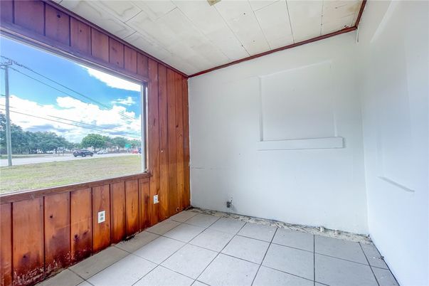Empty room, Interior