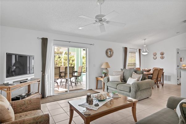 Dining room, Interior, Living room, Pendant Lights