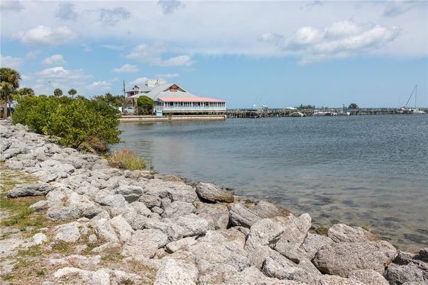 Exterior, Lake