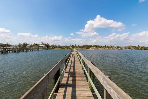 Exterior, Lake