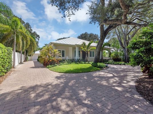 Backyard, Exterior, Facade, Ranch