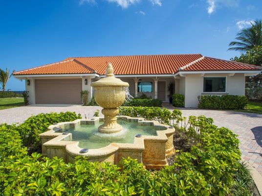 Attached, Exterior, Facade, Mediterranean