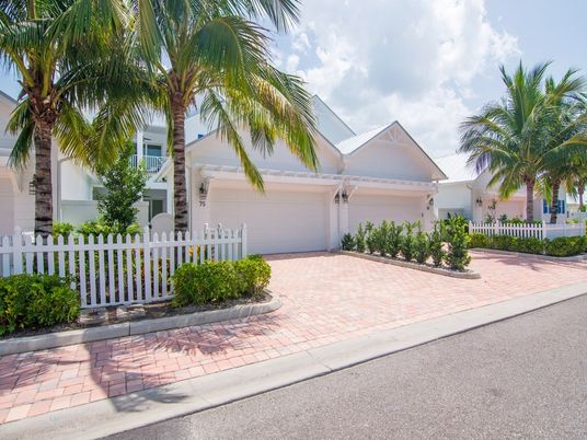Attached, Exterior, Facade, Ranch