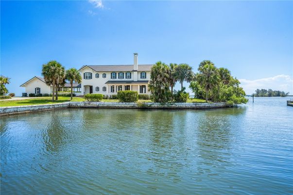 Exterior, Lake