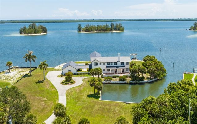 Exterior, Lake