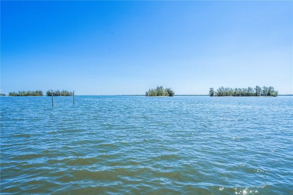 Exterior, Lake