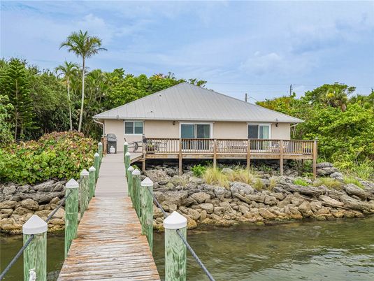 Exterior, Lake
