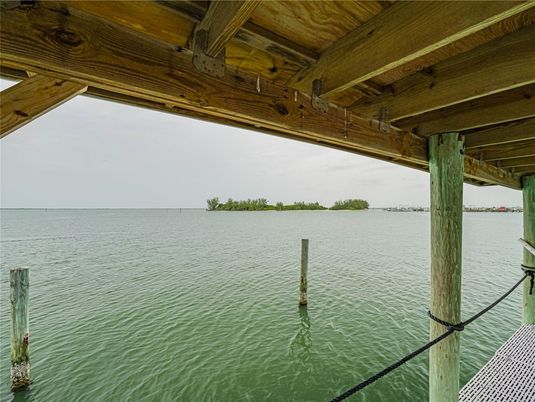 Exterior, Lake